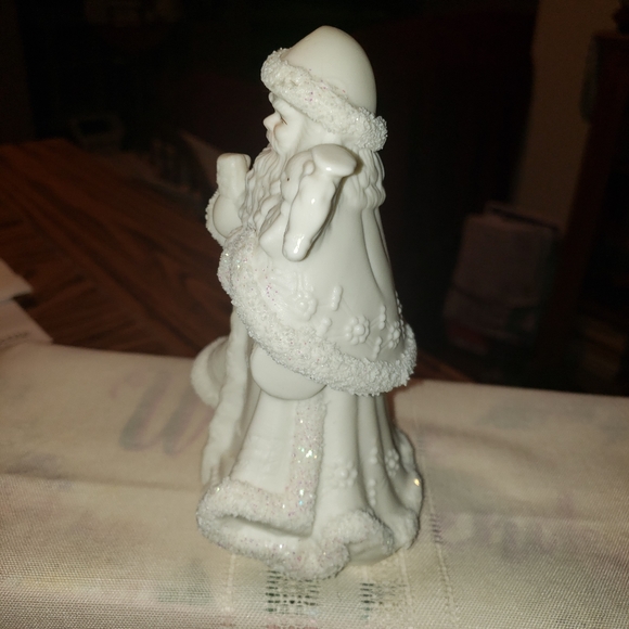 Beautiful soft Porcelain Winter Scene Santa - Picture 5 of 6